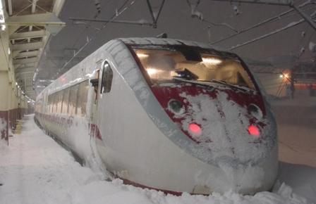 Через снігопад в Японії в поїздах ночували майже 2 тис. осіб